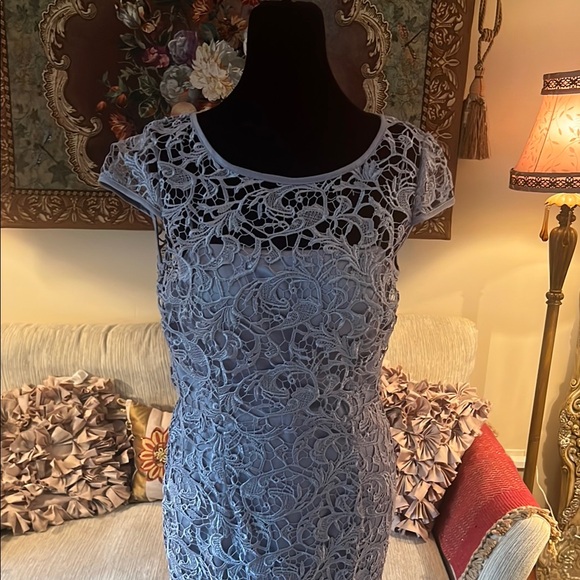 Elegant Lace Evening Gown - Picture 3 of 8